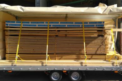 Transport von Bauholz im Zuge einer Montagehilfedienstleistung