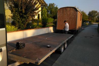 Transport eines Bauwagens