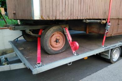 Transport eines Bauwagens