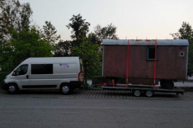 Transport eines Bauwagens