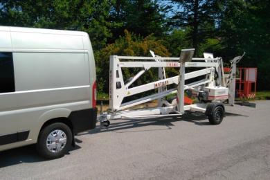 Transport eines Hubsteigers auf Achse