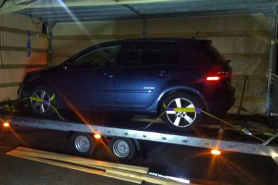 Transport eines beschädigten PKW zur Werkstatt