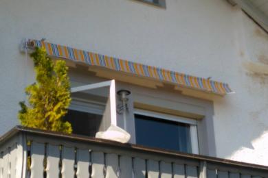 Montage einer Gelenkarmmarkise