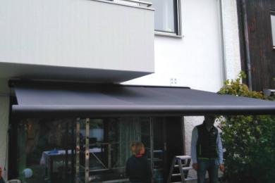 Schwierige Montage einer Vollkasettenmarkise