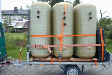 Transport von 3 Kunststofftanks